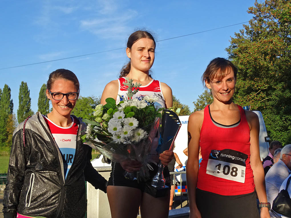 %_tempFileName180915_kaes-podiums-02%