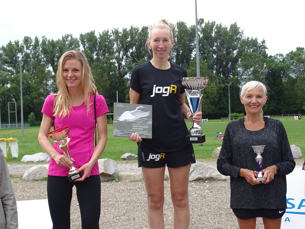 %_tempFileName07_podiums-02%