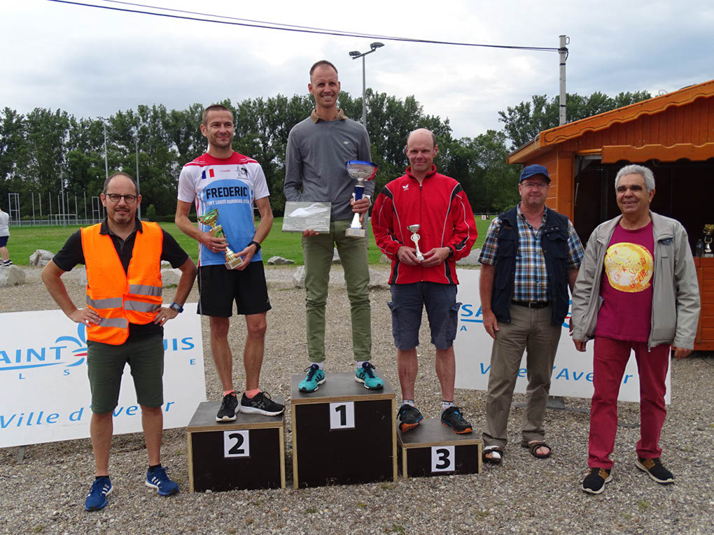 %_tempFileName07_podiums-04%
