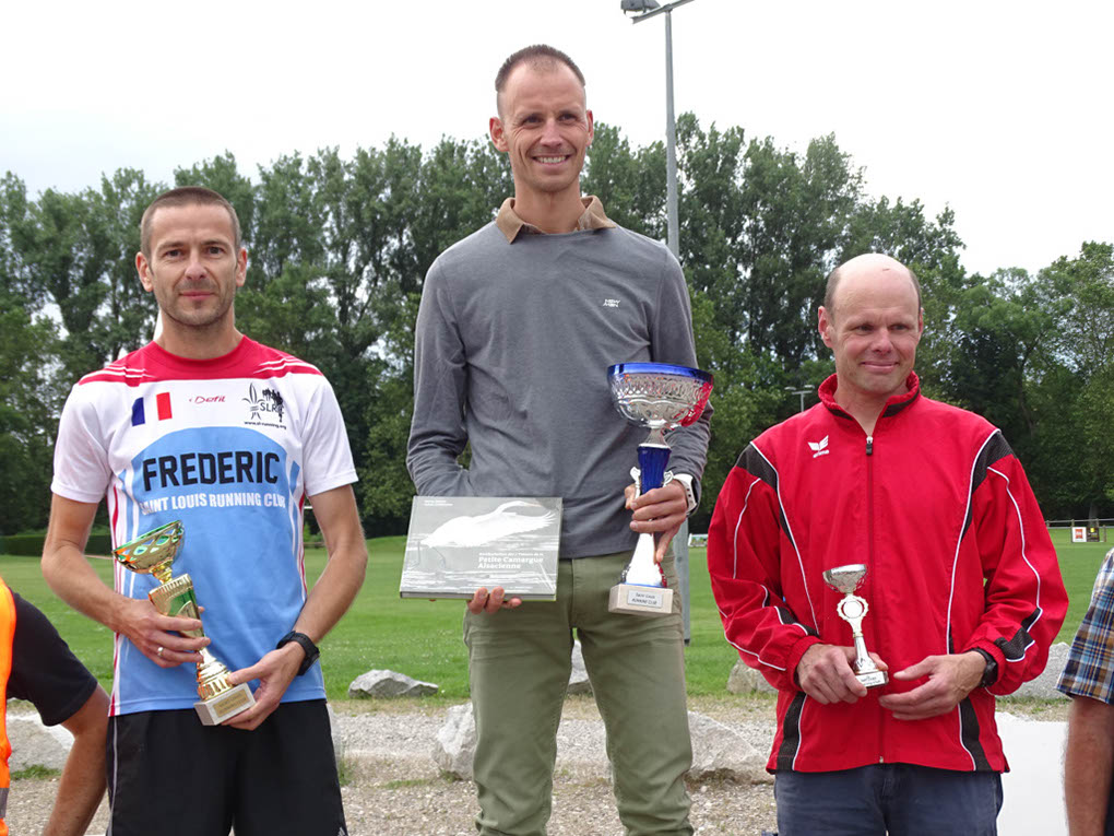 %_tempFileName07_podiums-05%