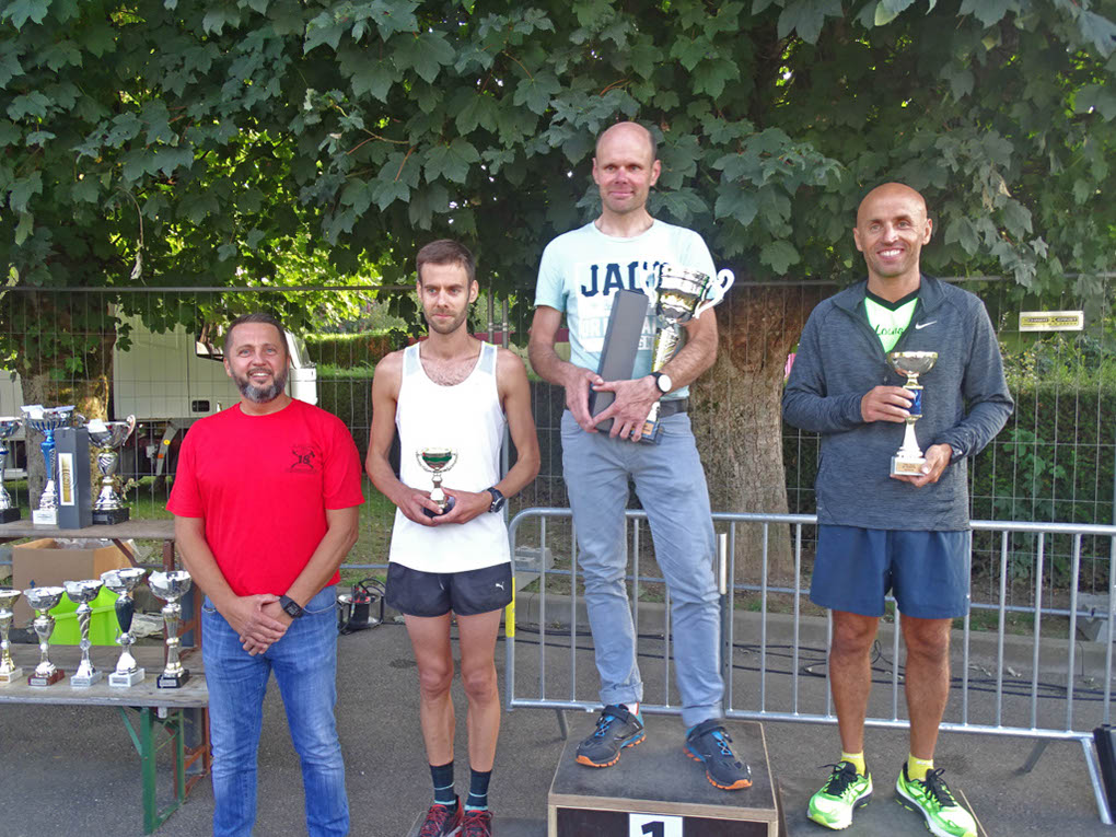 %_tempFileName07_podiums-03%