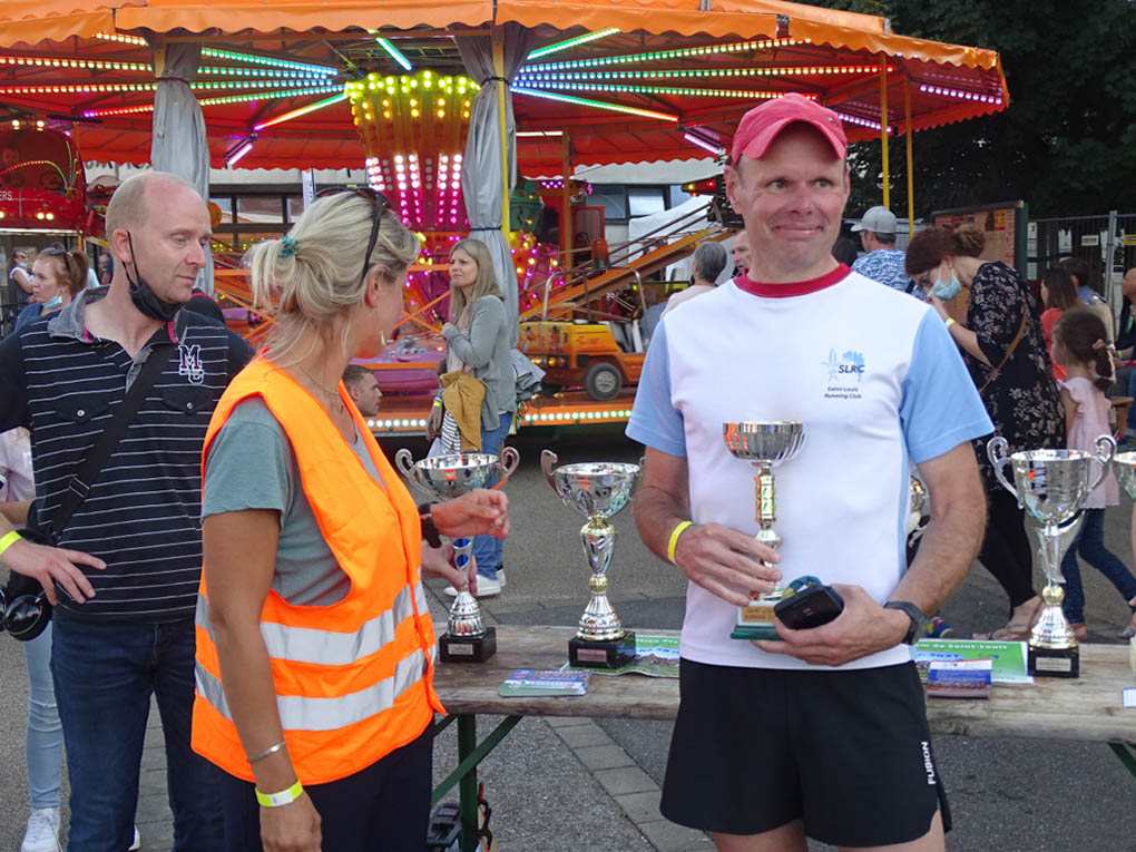 %_tempFileName210919_podium-03%