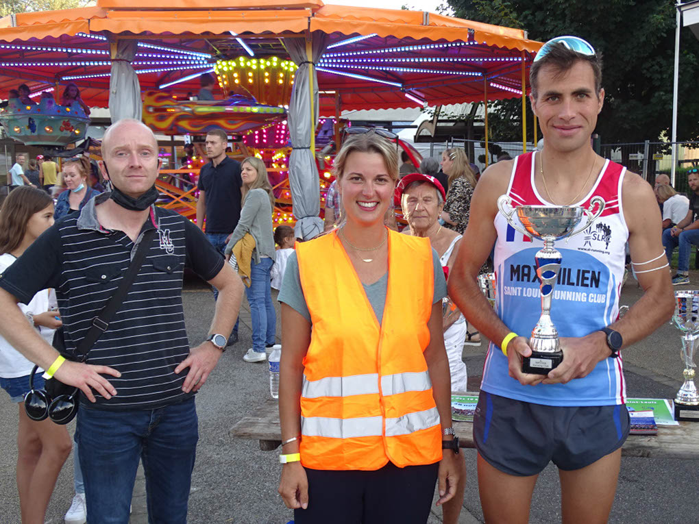 %_tempFileName210919_podium-04%