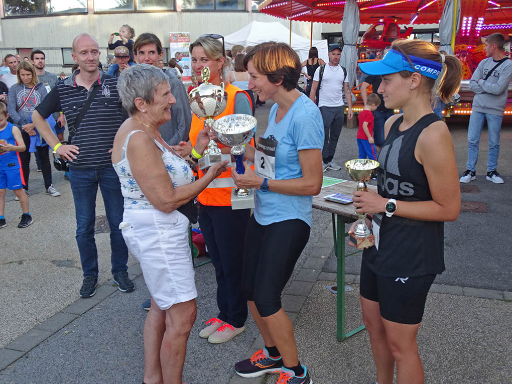%_tempFileName210919_podium-15%