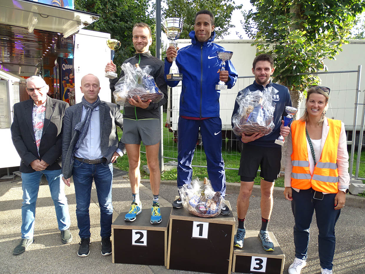 %_tempFileName220917_06-podiums-02%